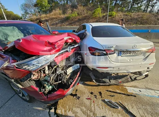 Photo 2 of 17: 2023 Mercedes-Benz E220 d 4Matic — Korean insurance auction