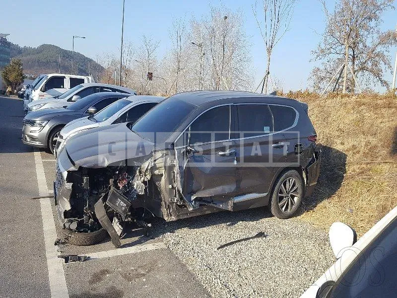 Photo 2 of 26: 2020 Hyundai Santa Fe, VIN KMHS281BDLU224822 — Korean insurance auction