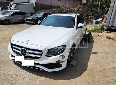 Photo 1 of 33: 2017 Mercedes-Benz E 300, VIN WDDZF4JB8HA162046 — Korean insurance auction