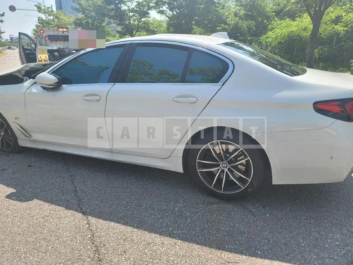 Photo 2 of 17: 2023 BMW 520i, VIN WBA11BH09PCL50654 — Korean insurance auction