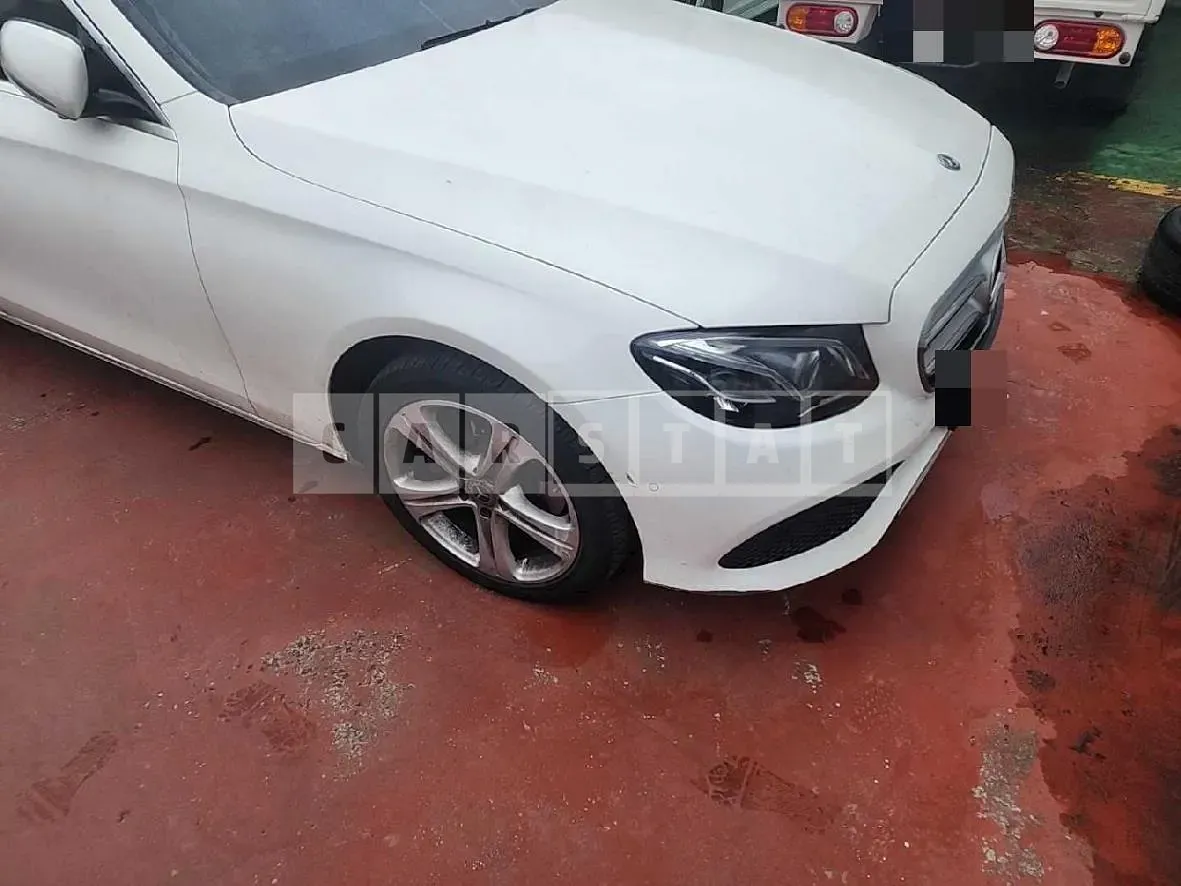 Photo 2 of 13: 2018 Mercedes-Benz E220 d, VIN WDDZF0EB2JA428332 — Korean insurance auction
