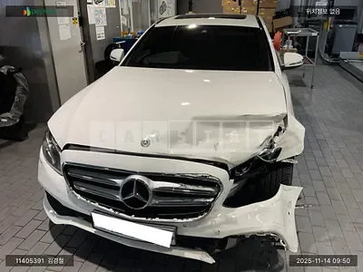 Photo 1 of 15: 2018 Mercedes-Benz E200, VIN WDDZF4CB4JA430612 — Korean insurance auction