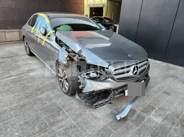 Photo 2 of 17: 2018 Mercedes-Benz E300 4Matic, VIN WDDZF4KB6KA528785 — Korean insurance auction