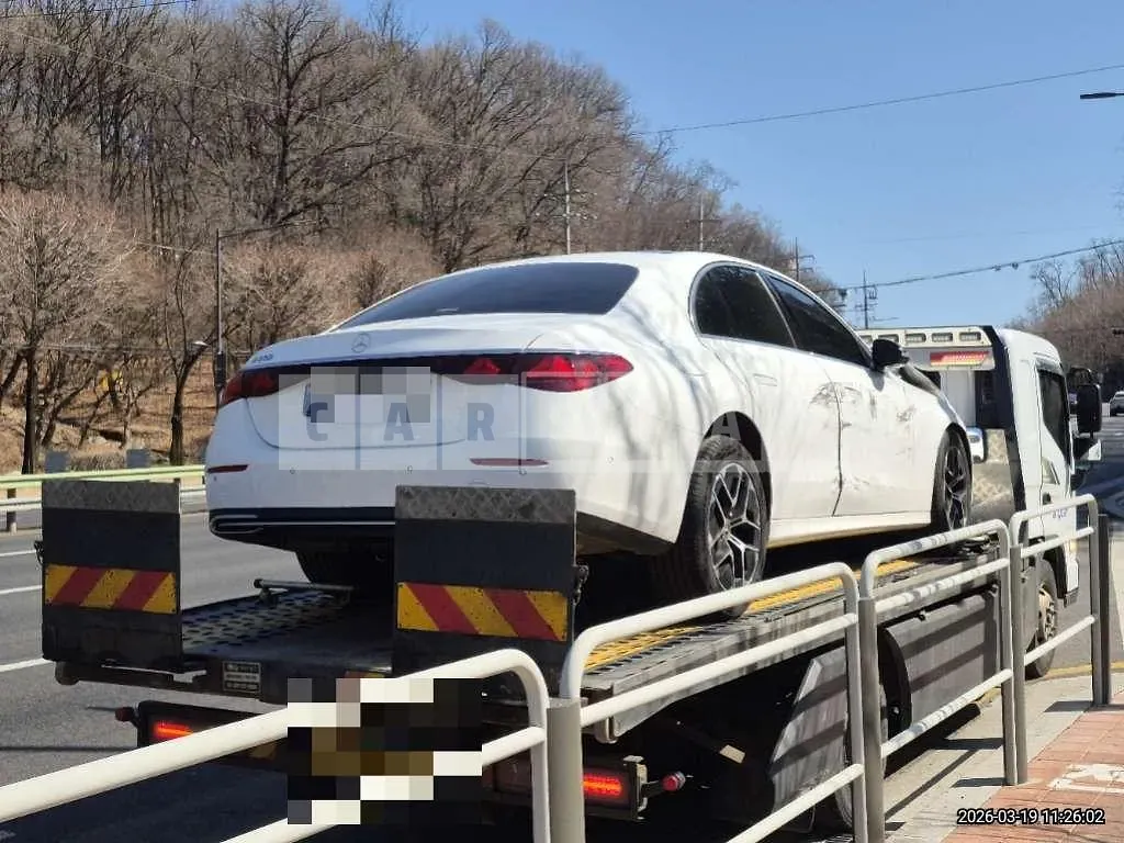 Photo 2 of 24: 2025 Mercedes-Benz E 200 — Korean insurance auction