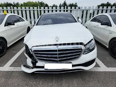 Photo 1 of 18: 2018 Mercedes-Benz E 300, VIN WDDZF4JB3JA392616 — Korean insurance auction