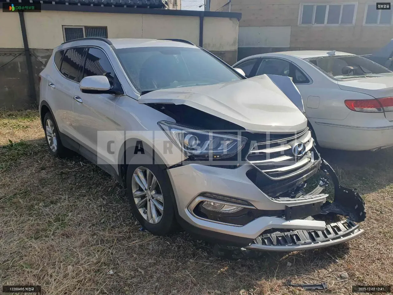 Photo 2 of 12: 2017 Hyundai Santa Fe, VIN KMHSW81UDHU738121 — Korean insurance auction