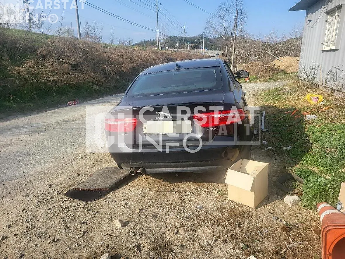 Photo 2 of 9: 2016 Jaguar XE 2.0d, VIN SAJAB4BN2GA925688 — Korean insurance auction
