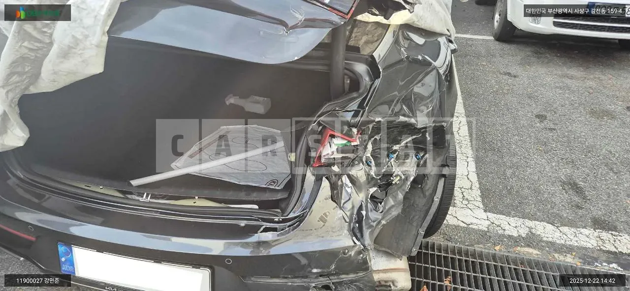 Photo 2 of 18: 2021 Kia K5, VIN KNAG6412BMA141979 — Korean insurance auction