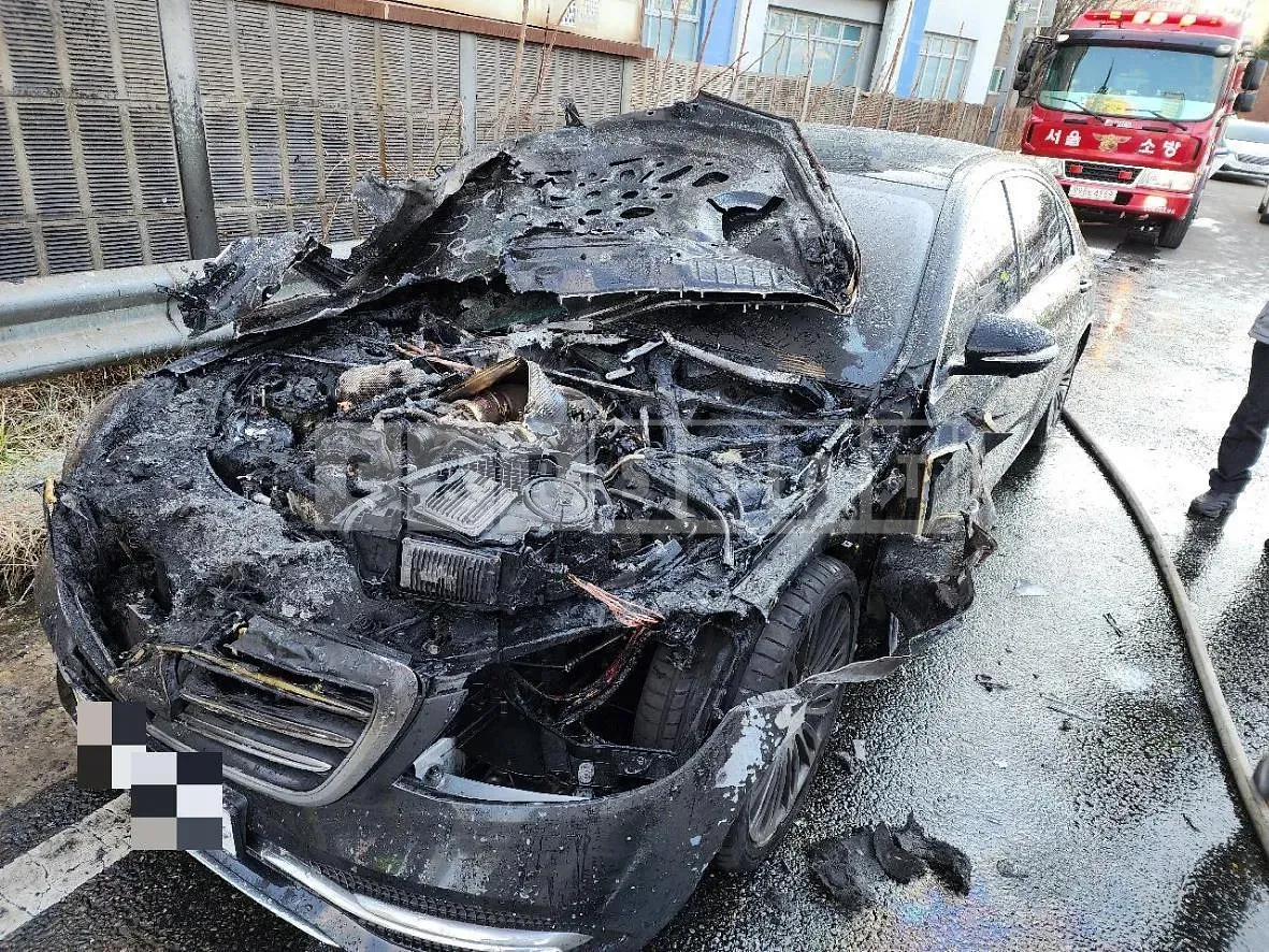Photo 2 of 45: 2018 Mercedes-Benz S560 4Matic L, VIN WDDUG8GB6JA412749 — Korean insurance auction