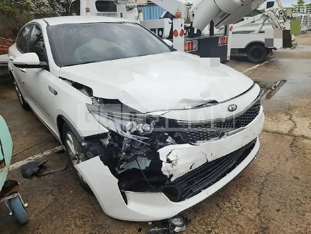 Photo 2 of 22: 2015 Kia K5, VIN KNAGX415GGA026674 — Korean insurance auction