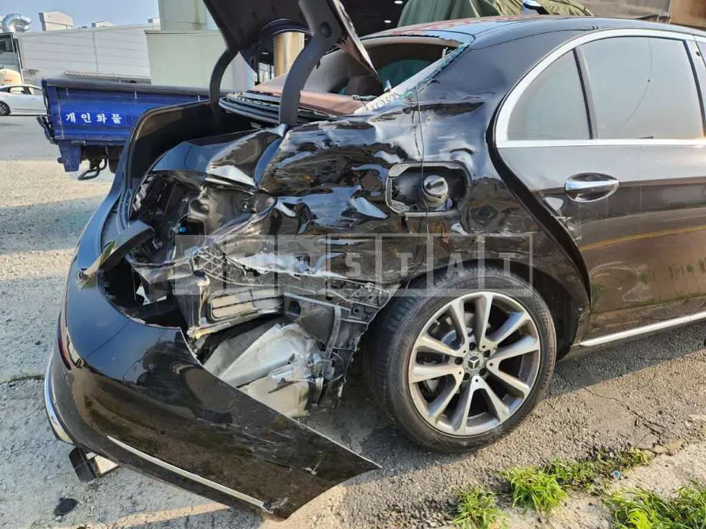 Photo 2 of 38: 2018 Mercedes-Benz E300 4Matic, VIN WDDZF4KB2JA411414 — Korean insurance auction
