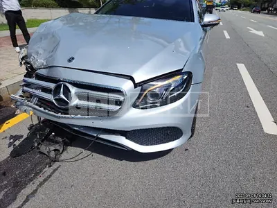 Photo 1 of 18: 2018 Mercedes-Benz E300 4Matic, VIN WDDZF4KB6JA379762 — Korean insurance auction