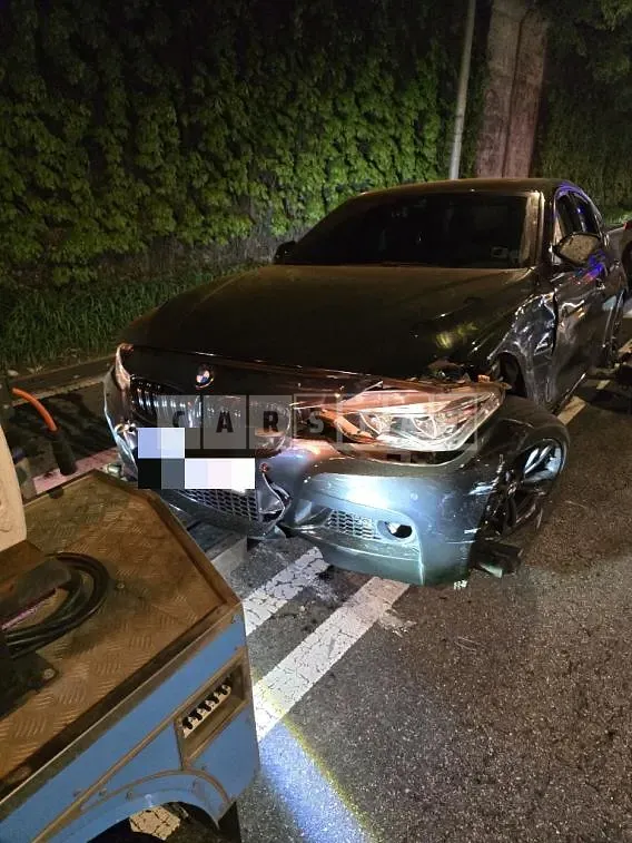 Photo 2 of 16: 2018 BMW 320i — Korean insurance auction