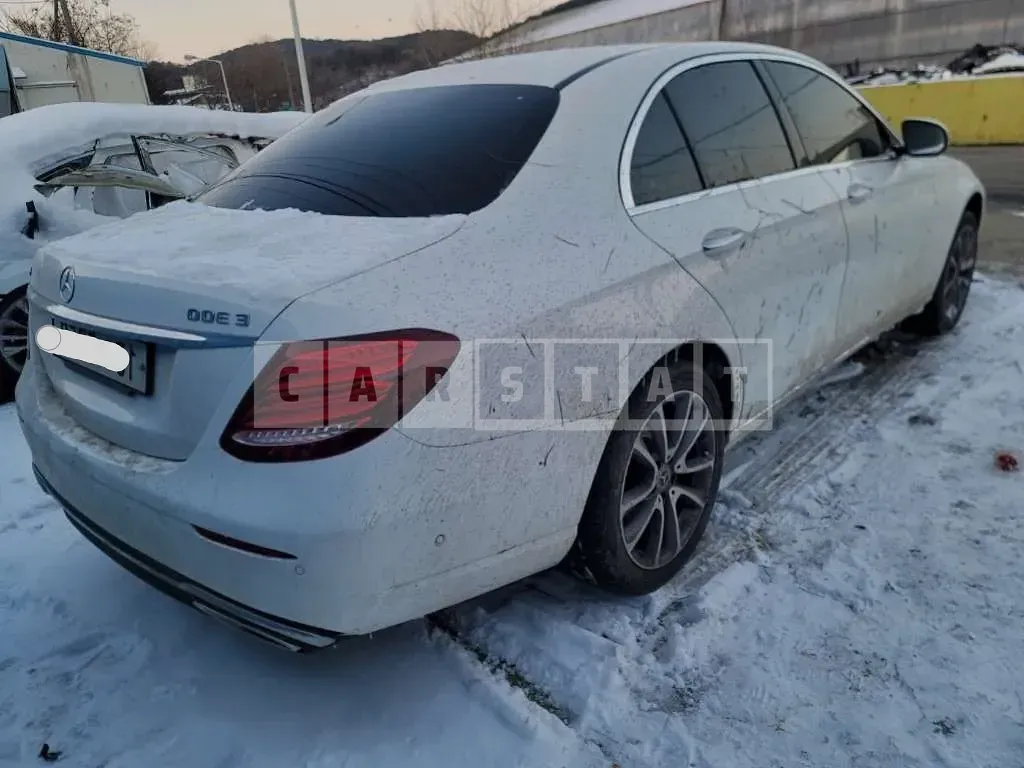 Photo 2 of 8: 2019 Mercedes-Benz E300 4Matic, VIN WDDZF4KB1KA619527 — Korean insurance auction