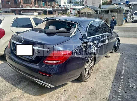 Photo 2 of 19: 2017 Mercedes-Benz E200, VIN WDDZF4CB7HA138138 — Korean insurance auction