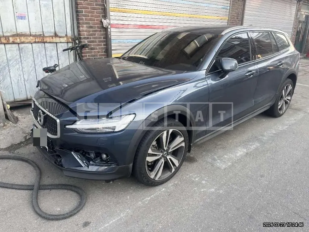Photo 2 of 8: 2021 Volvo V60CCB5 AWD — Korean insurance auction