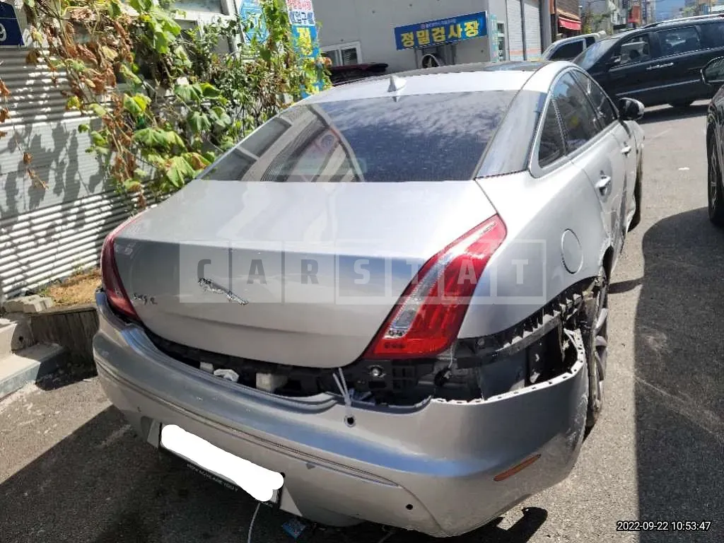 Photo 2 of 12: 2015 Jaguar XJ 3.0d, VIN SAJAA2222FNV79131 — Korean insurance auction