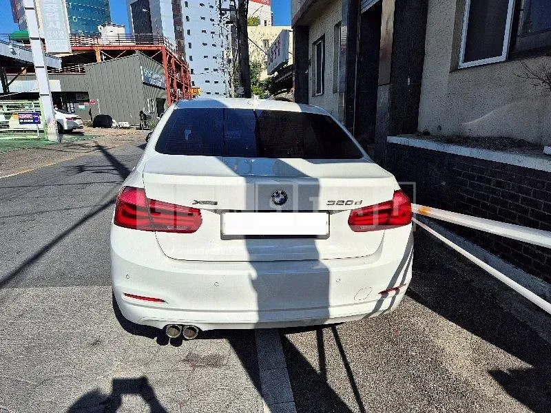 Photo 2 of 17: 2016 BMW 320d xDrive — Korean insurance auction