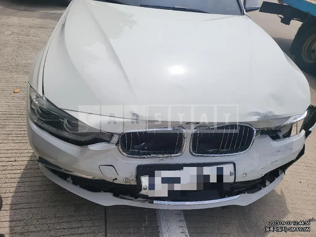 Photo 2 of 24: 2018 BMW 320i, VIN WBA8A9100JAE92138 — Korean insurance auction
