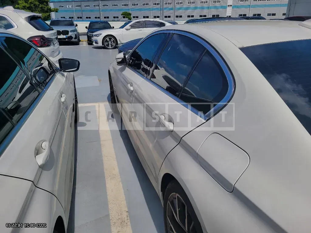 Photo 2 of 9: 2022 BMW 530i, VIN WBA71BH06NWX60317 — Korean insurance auction