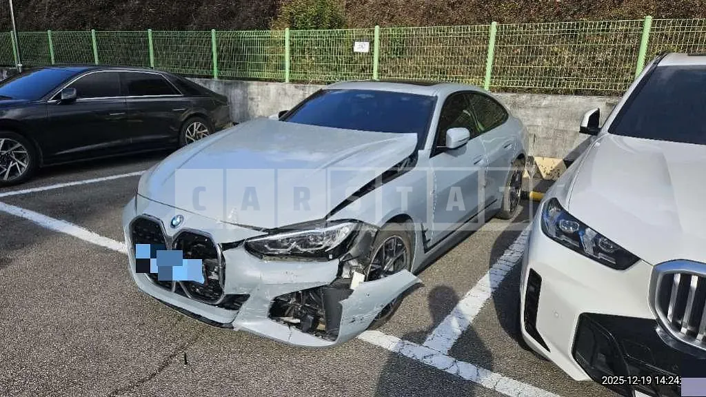 Photo 2 of 36: 2022 BMW i4 eDrive 40 Electric Car — Korean insurance auction