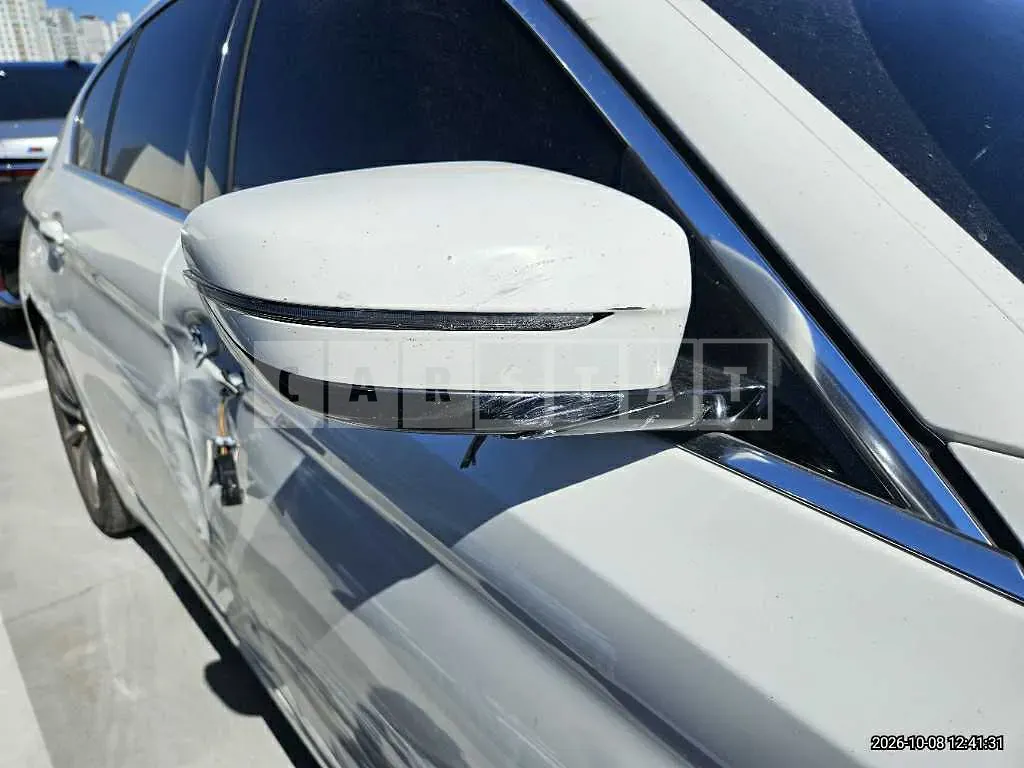 Photo 2 of 16: 2018 BMW 520i — Korean insurance auction