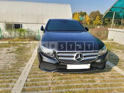 Photo 1 of 30: 2018 Mercedes-Benz E220d 4Matic, VIN WDDZF0FB7JA405384 — Korean insurance auction