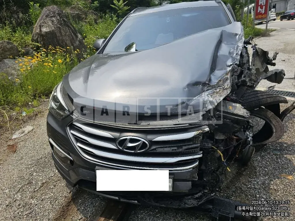 Photo 2 of 15: 2017 Hyundai Santa Fe — Korean insurance auction