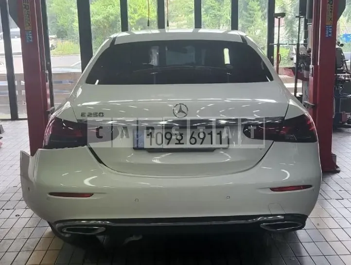 Photo 2 of 8: 2022 Mercedes-Benz E250 — Korean insurance auction