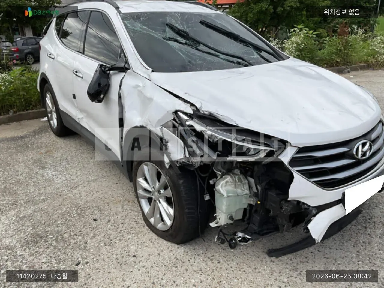 Photo 2 of 12: 2017 Hyundai Santa Fe, VIN KMHSW81UBHU766950 — Korean insurance auction