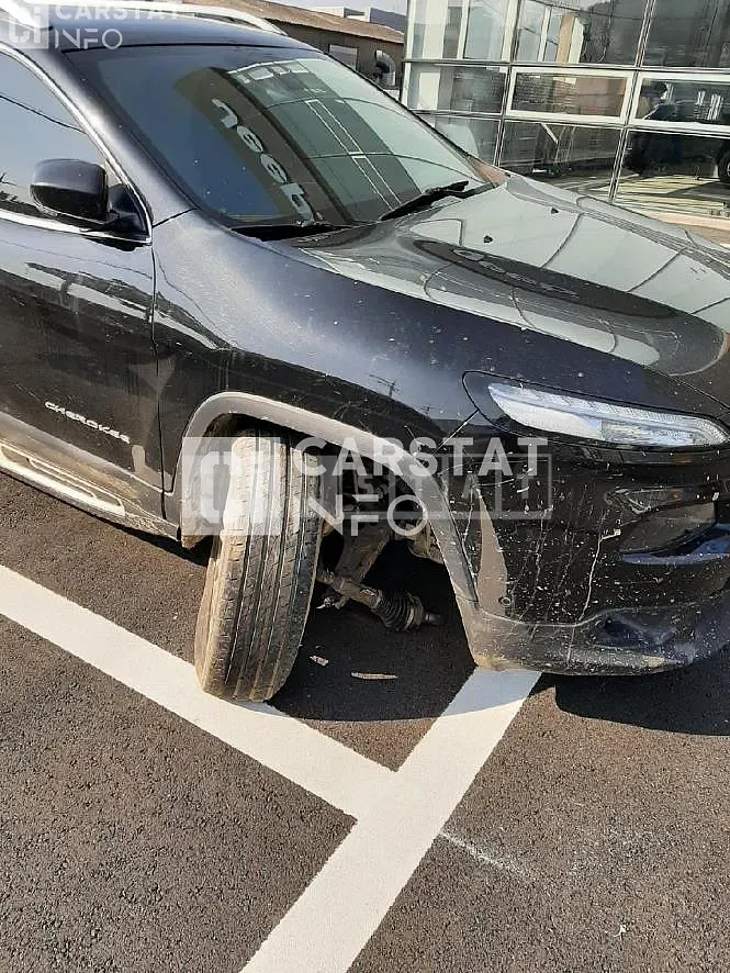 Photo 2 of 10: 2018 Jeep Cherokee, VIN 1C4PJMDU3JD606810 — Korean insurance auction