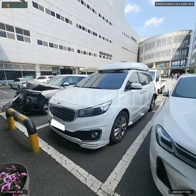 Photo 1 of 17: 2017 Kia Carnival High Limousine, VIN KNAME81ABJS427845 — Korean insurance auction