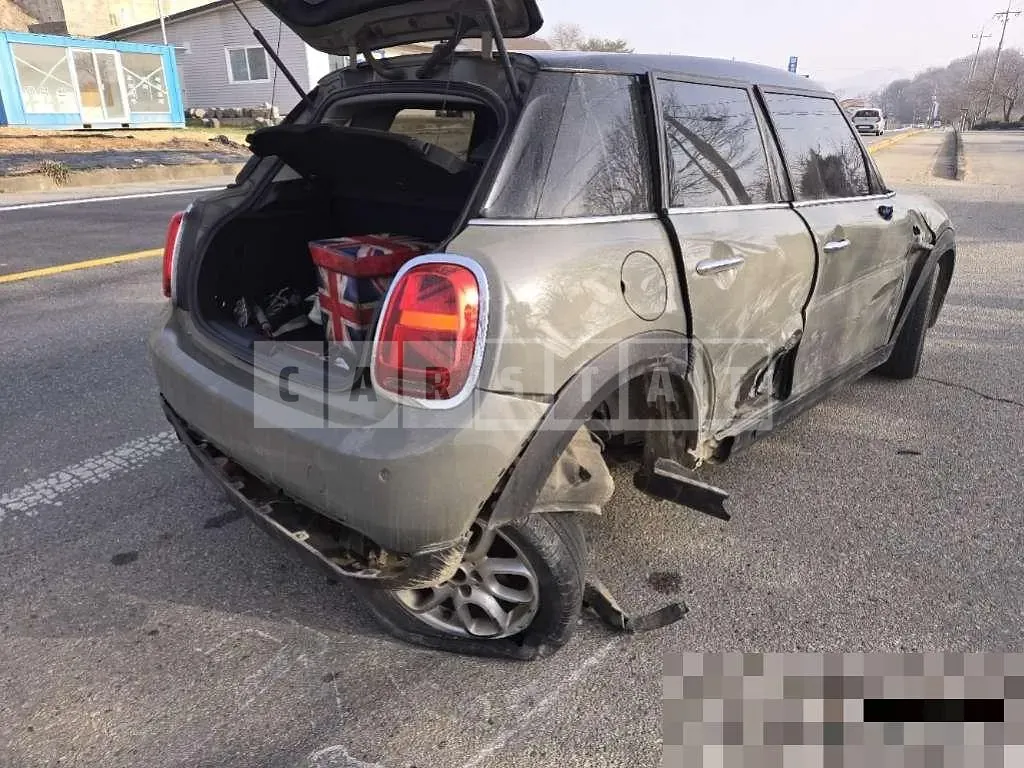 Photo 2 of 14: 2019 MINI Cooper Five-Door — Korean insurance auction