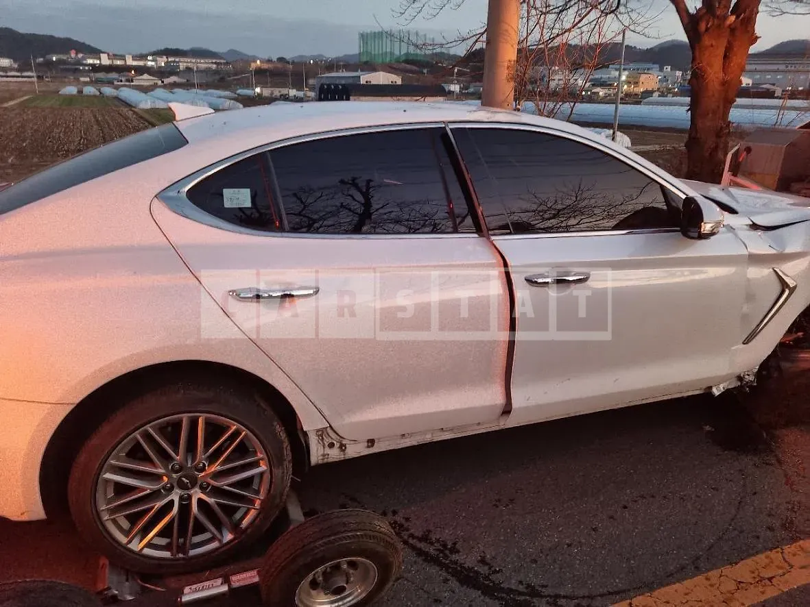 Photo 2 of 11: 2019 Genesis G70 2.0T AWD — Korean insurance auction