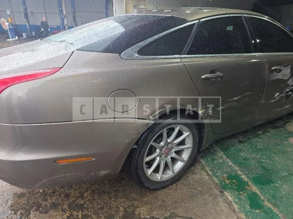 Photo 2 of 6: 2017 Jaguar XJ 2.0P — Korean insurance auction