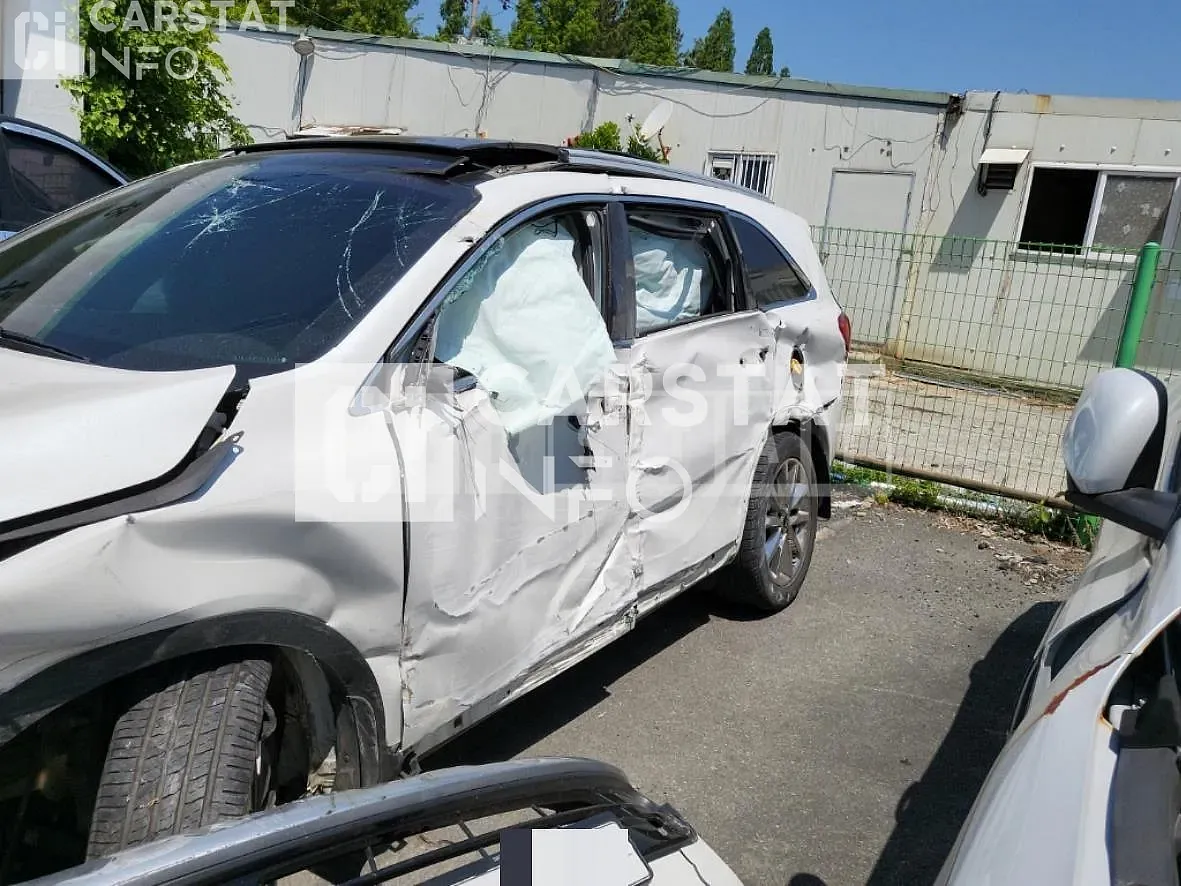 Photo 2 of 13: 2016 Kia Sorento, VIN KNAPS81ABHA273043 — Korean insurance auction