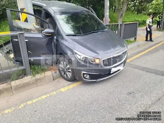 Photo 2 of 29: 2017 Kia Carnival — Korean insurance auction
