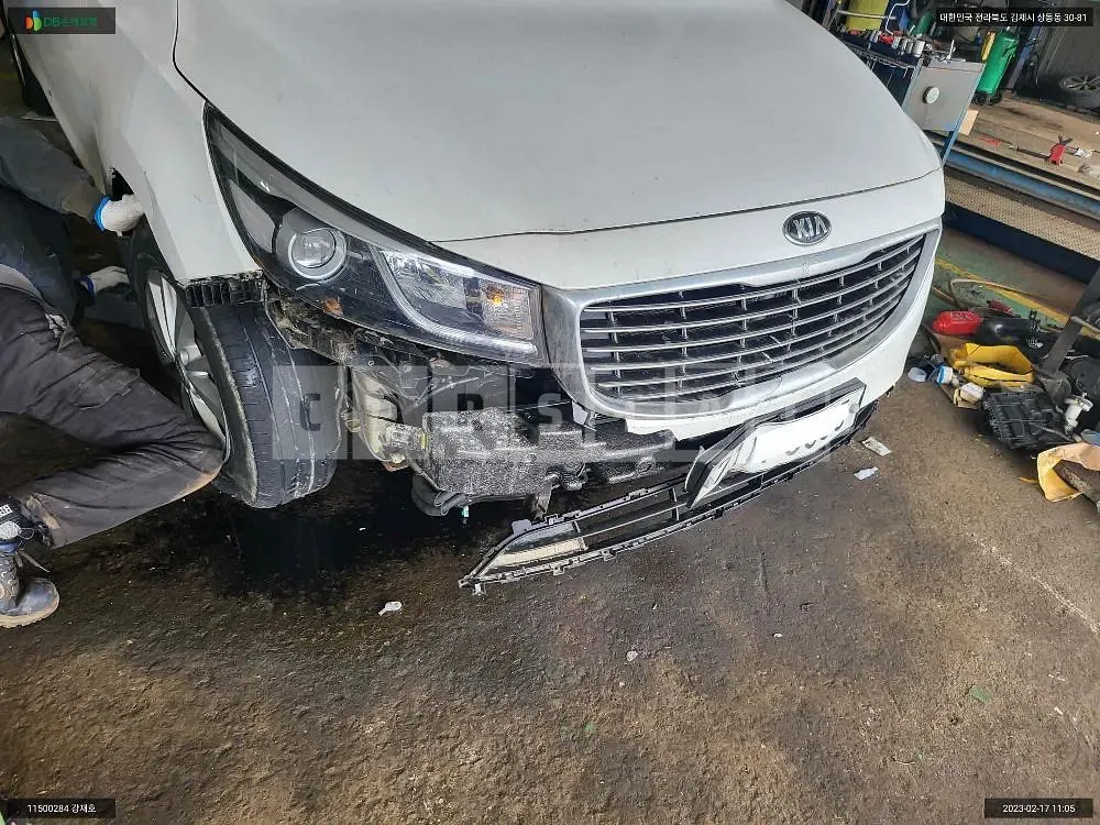 Photo 2 of 19: 2017 Kia Carnival, VIN KNHMF37ABJS353333 — Korean insurance auction