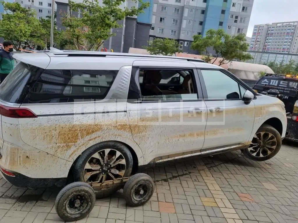 Photo 2 of 8: 2021 Kia Carnival Limousine, VIN KNANE81BBMS046395 — Korean insurance auction