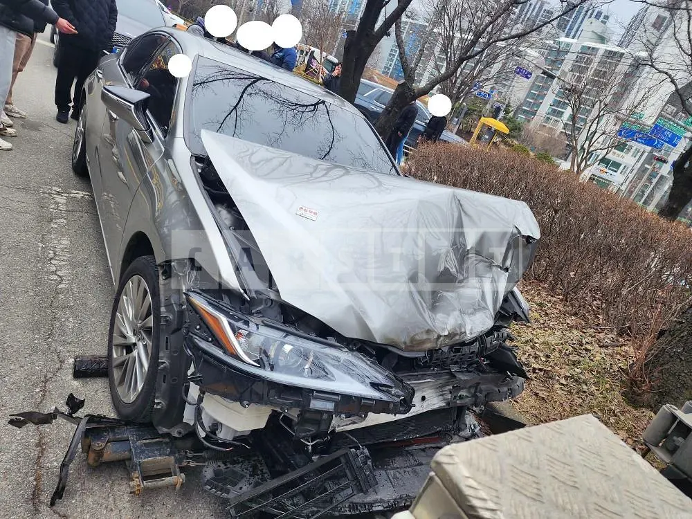 Photo 2 of 13: 2018 Lexus E300h, VIN JTHB21B13K2010834 — Korean insurance auction