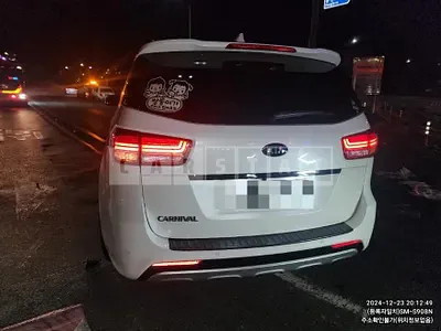 Photo 1 of 8: 2016 Kia Carnivals — Korean insurance auction