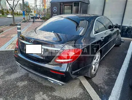 Photo 2 of 19: 2017 Mercedes-Benz E220d, VIN WDDZF0EB5HA185903 — Korean insurance auction