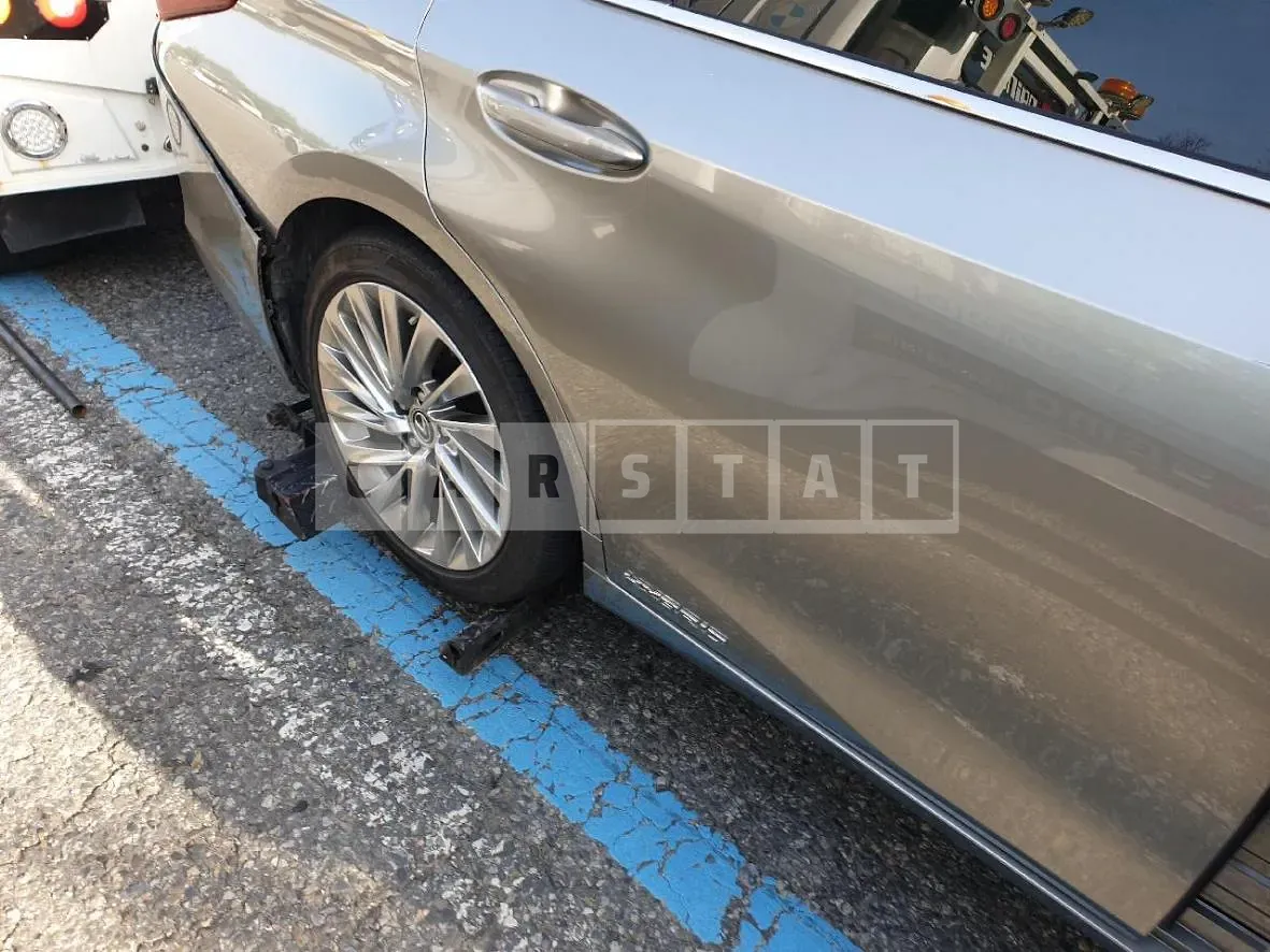Photo 2 of 41: 2020 Lexus ES300h, VIN JTHB21B16L2111075 — Korean insurance auction
