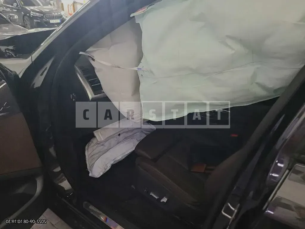 Photo 2 of 9: 2022 BMW X4 xDrive20i, VIN WBA21DT07N9J44752 — Korean insurance auction