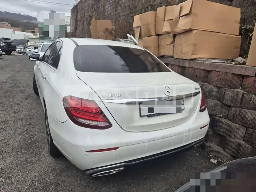 Photo 2 of 11: 2018 Mercedes-Benz E300 — Korean insurance auction