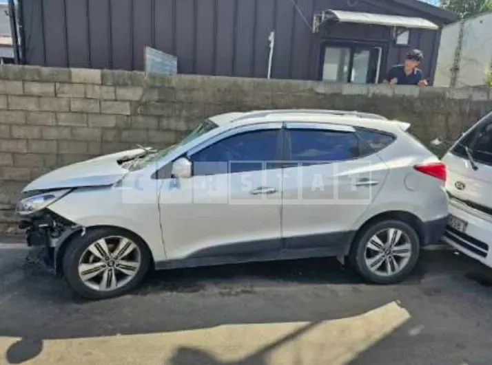 Photo 2 of 9: 2015 Hyundai Tucson, VIN KMHJT81VBFU983347 — Korean insurance auction