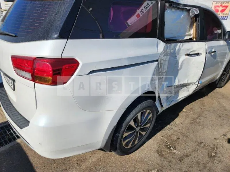 Photo 2 of 18: 2018 Kia Carnival, VIN KNAMB81ABJS436012 — Korean insurance auction