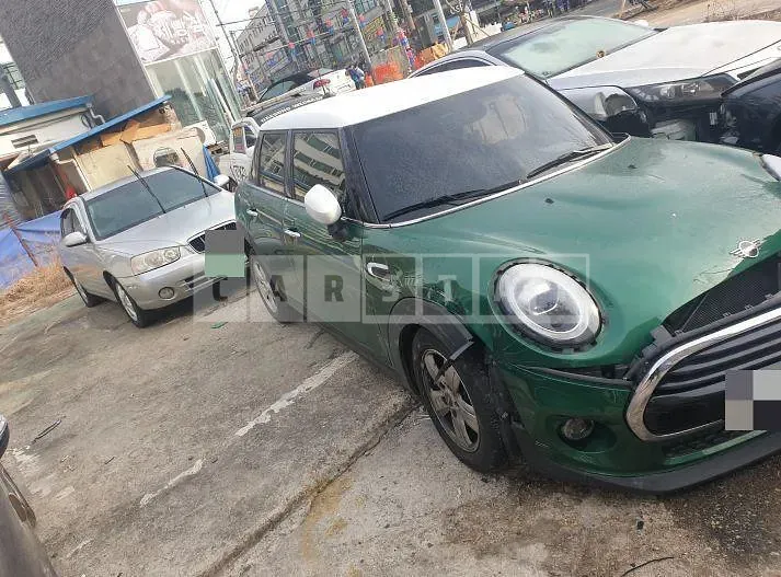 Photo 2 of 5: 2020 MINI Cooper Five-Door, VIN WMWXV7107L2M80406 — Korean insurance auction