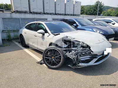 2023 Porsche Panamera 4
