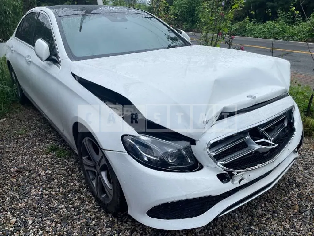 Photo 2 of 7: 2017 Mercedes-Benz E 300 — Korean insurance auction